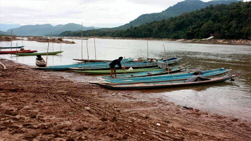 ชาวบ้านหาปลา แม่น้ำโขง